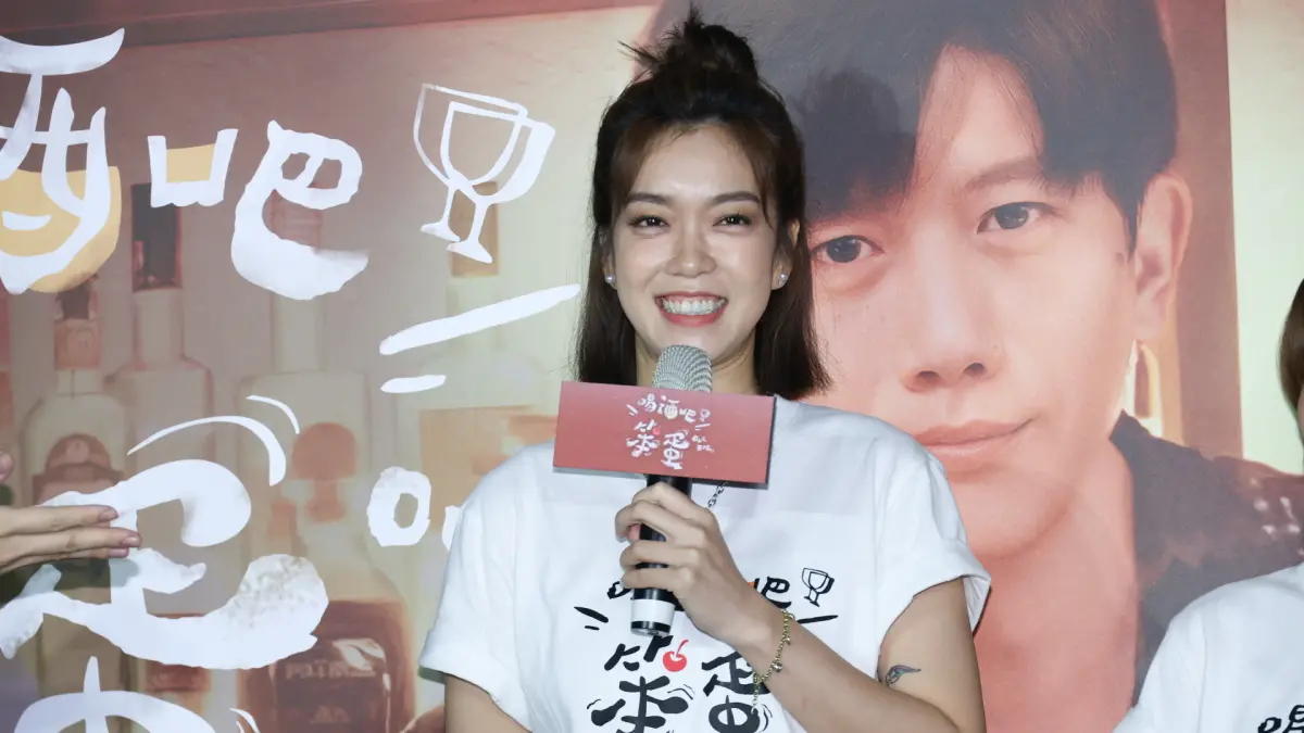 ▲影集《喝酒吧！笨蛋》於今（29）日舉辦首映記者會，大霈（李霈瑜，如圖）談及劇中和莫子儀有一段吻戲，她表示這是她的螢幕初吻，「我一直守身如玉。」她也笑著表示，拍完心情很雀躍，當天跳著回家。（圖／記者 陳明安攝）