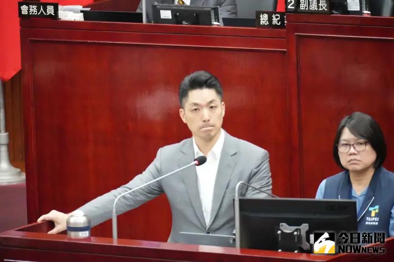 ▲監察院針對剴剴案糾正北市府，認為劉姓保母未按時寫寶寶日誌，但文山居托中心訪視員卻紀錄劉「每日填寫」。台北市長蔣萬安（左）表示，若確實有偽造文書嫌疑將從嚴處理。（圖／記者呂炯昌攝）