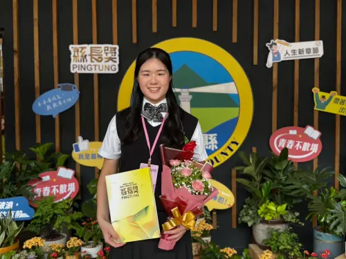 慈惠醫專蔡宜臻同學憑藉在全大運游泳項目奪下五金八銀、四破大會紀錄,獲得縣長獎殊榮 ▲慈惠醫專蔡宜臻同學憑藉在全大運游泳項目奪下五金八銀、四破大會紀錄,獲得縣長獎殊榮。(圖/屏東縣府提供)