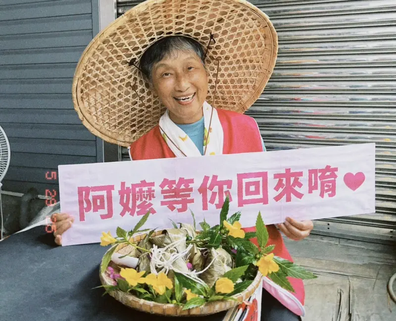 ▲南投罷免阿嬤「錢筒阿姨」呼籲遊子返鄉吃粽子的同時，莫忘到各連署站簽連署書。（圖／罷團「ALL罷馬」提供，2025.05.29）