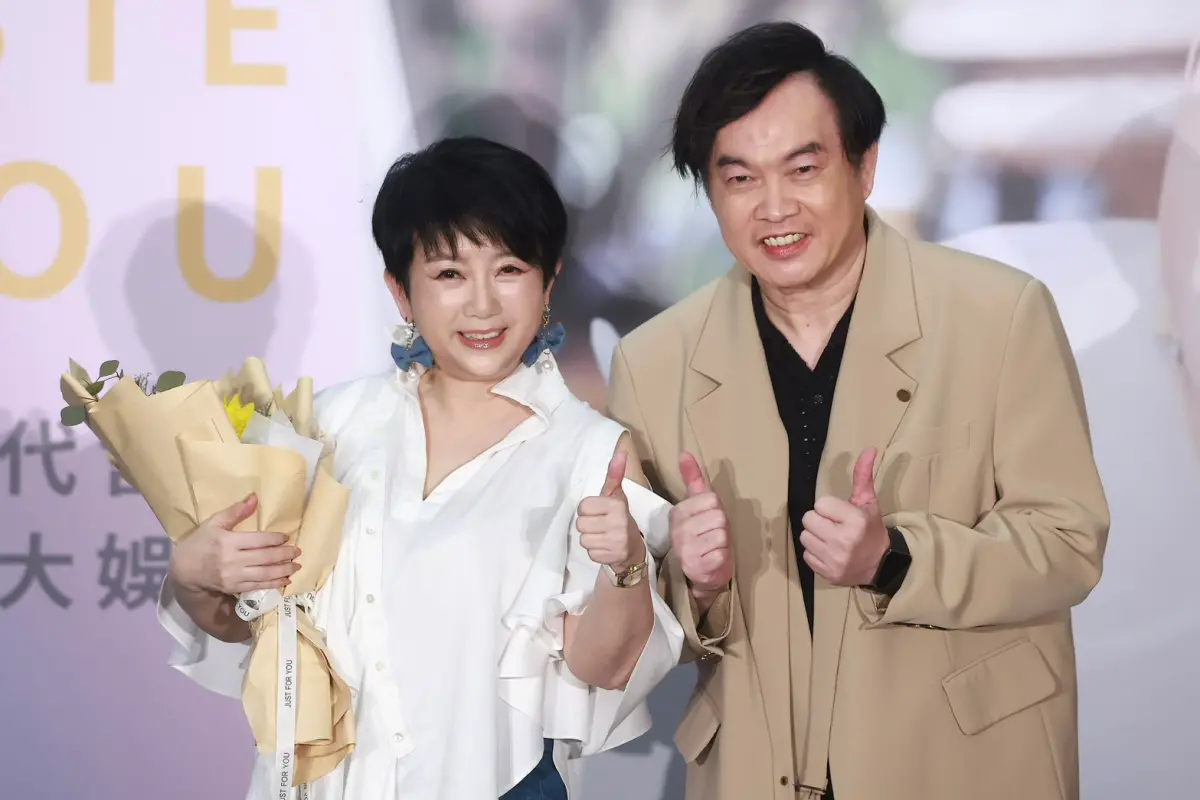 ▲「玉女歌手」周思潔今日舉辦記者會，邀請好友康康來站台，沒想到他卻突然爆料，自己生日當天和周思潔聊到深夜，直呼「我重生了」。（圖／記者葉政勳攝）