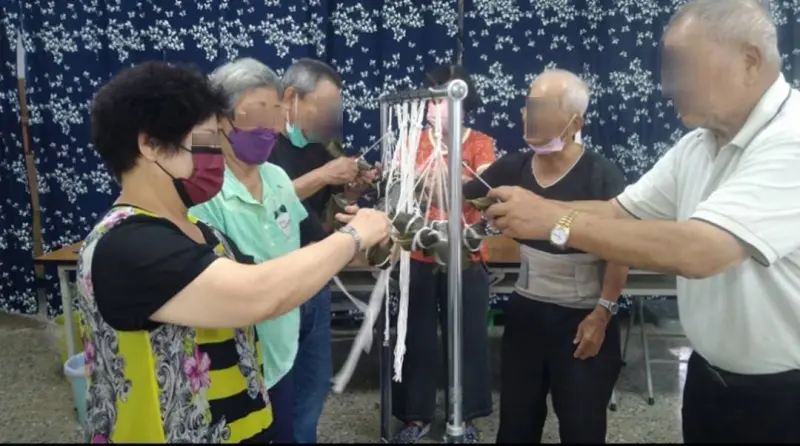 ▲社區據點長輩分享將五穀米取代糯米、內餡搭配瘦肉和毛豆的健康粽。（圖／高市衛生局）