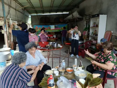 社區據點長輩分享將五穀米取代糯米、內餡搭配瘦肉和毛豆的健康粽。 ▲社區據點長輩分享將五穀米取代糯米、內餡搭配瘦肉和毛豆的健康粽。(圖/高市衛生局)