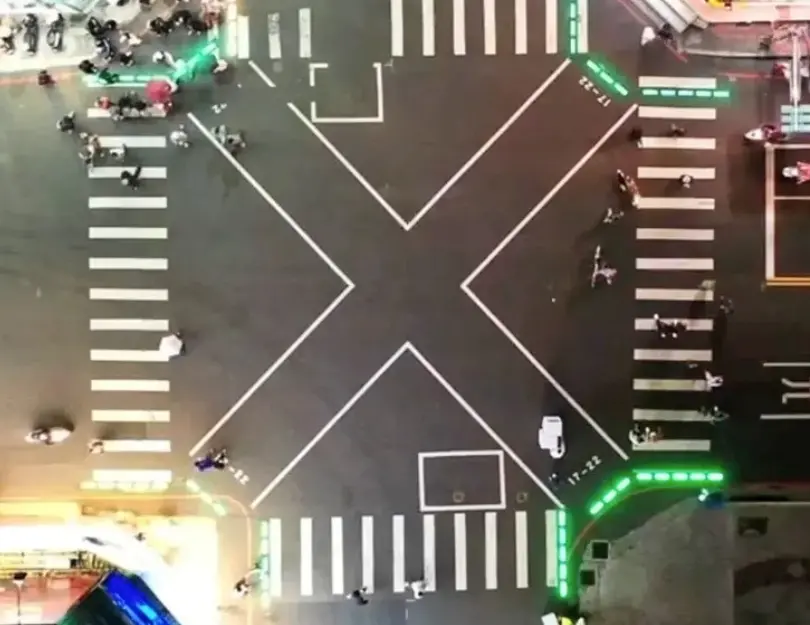 ▲嘉義的斑馬線上出現LED燈機關，不少用路人對此感到新鮮，不少人也表示國外有許多國家都有設置，台灣終於跟上！（圖/嘉義市政府提供）