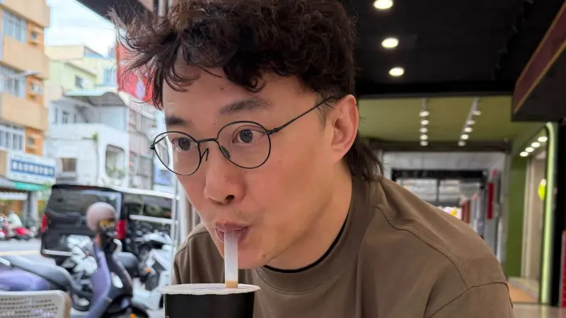 ▲香港歌手陳奕迅近日在高雄開唱，他透過空閒時間出門閒晃，並上傳在街邊靠柱子站立的照片，毫無架子地表示「都沒人來找我」，讓粉絲笑說媲美「金城武樹」的高雄新打卡點「陳奕迅柱」出現了。（圖／陳奕迅臉書）