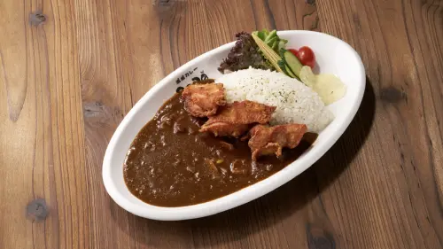 ▲「粕粕咖哩」呈現正宗、道地的「日式咖哩」。(圖/翻攝畫面) ▲「粕粕咖哩」呈現正宗、道地的「日式咖哩」。(圖/翻攝畫面)