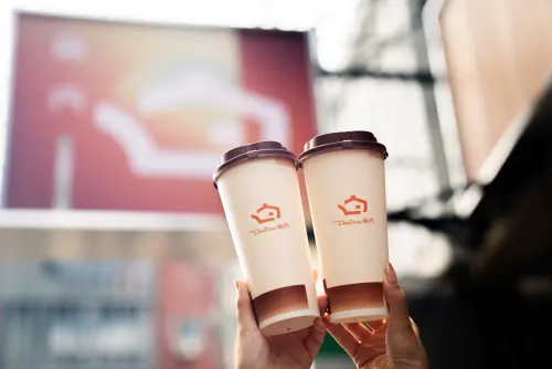 ▲「日出茶太 烏內」品牌概念店開幕，「指定飲品買一送一」。（圖／日出茶太提供）