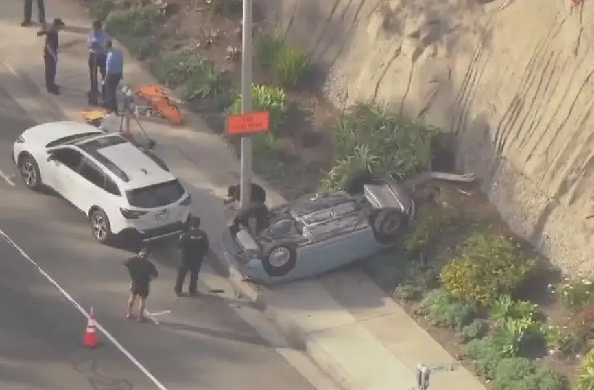 ▲美國加州發生一起令人心碎的車禍事故，一名64歲的父親在指導15歲的女兒學習開車時，車輛失控衝破約四層樓高的停車場圍欄，翻落至下方公路，導致坐在副駕的父親當場身亡。（圖／翻攝自X）