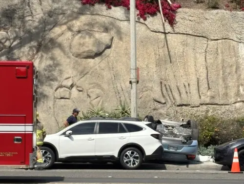 ▲美國加州發生一起令人心碎的車禍事故，一名64歲的父親在指導15歲的女兒學習開車時，車輛失控衝破約四層樓高的停車場圍欄，翻落至下方公路，導致坐在副駕的父親當場身亡。（圖／翻攝自X）