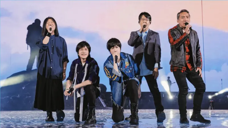 ▲五月天《回到那一天》25週年巡迴演唱會於杭州創下5場開唱紀錄，台下其中1名女性歌迷為已逝弟弟點歌〈happy.BIRTH.day〉，「12年前這一天不是弟弟的忌日，而是他的重生日。」（圖／相信音樂提供）