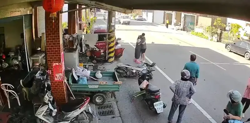 ▲91歲潘姓阿嬤遭後方一輛紅色轎車偏移高速衝撞，連人帶車拖行撞上電線桿，送醫後仍因傷重不治身亡。（圖／翻攝畫面）