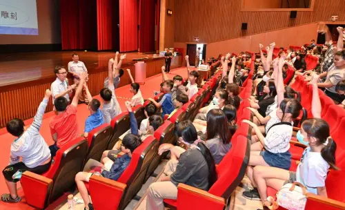▲中鋼公司舉辦2025年小港區各國小六年級學生鋼鐵之旅，並安排有獎徵答搶答活動，融合鋼鐵知識與環保主題，讓學生趣味學習。(圖／中鋼公司提供)