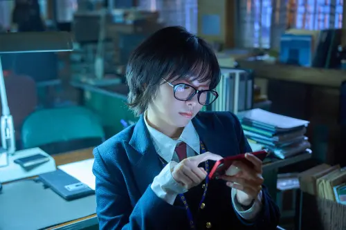 ▲金多美劇中化身「女版柯南」破案。(圖/Disney+) ▲金多美劇中化身「女版柯南」破案。(圖/Disney+)