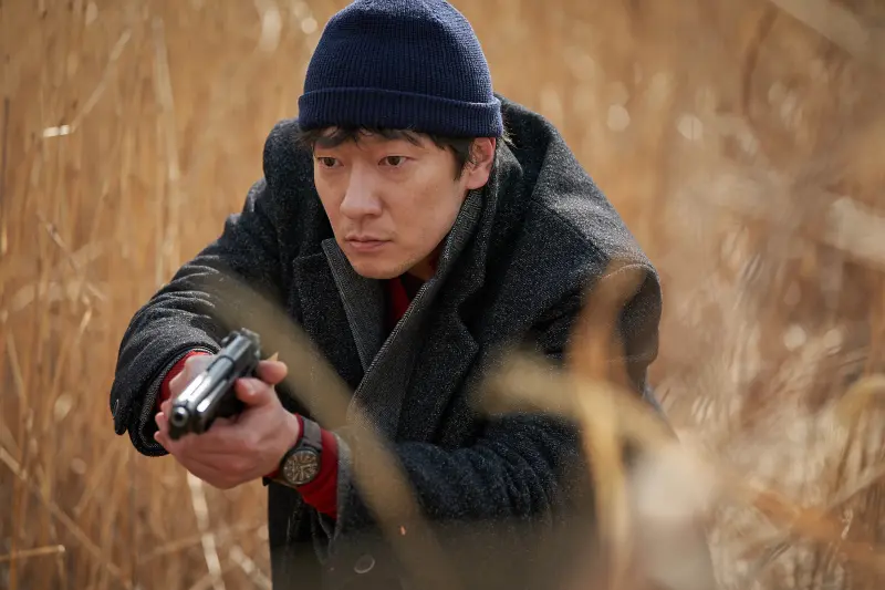 ▲孫錫久（又譯：孫錫求）攜手金多美在《血謎拼圖》破案，可是當真凶出現時，連他們都意想不到。（圖／Disney+）