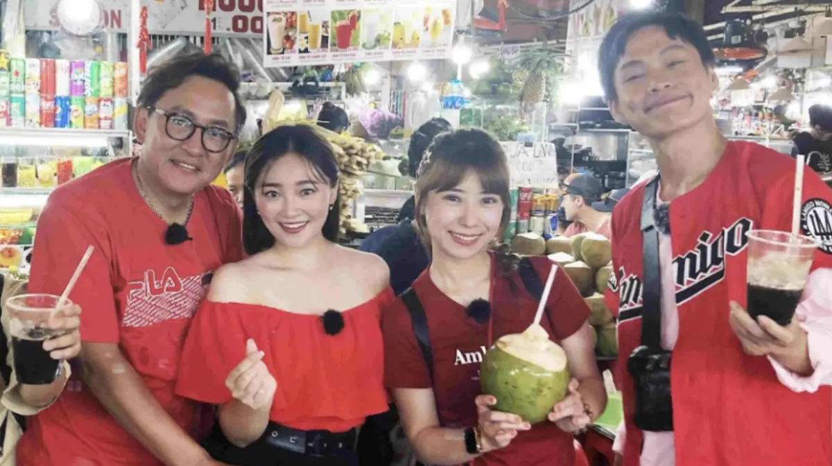 ▲黃鐙輝（右起）、陳怡婷、張文綺及詹姆士日前於旅遊實境節目《行！鬥陣出國去！》中飛往越南胡志明市出外景，黃鐙輝當街與年輕女子相談甚歡，主動詢問對方是否單身、想加通訊軟體Line，一旁的張文綺看不下去吐槽：「你不怕岳母萁媽會看到喔？」抓包現場十足爆笑。（圖／公視台語台提供）