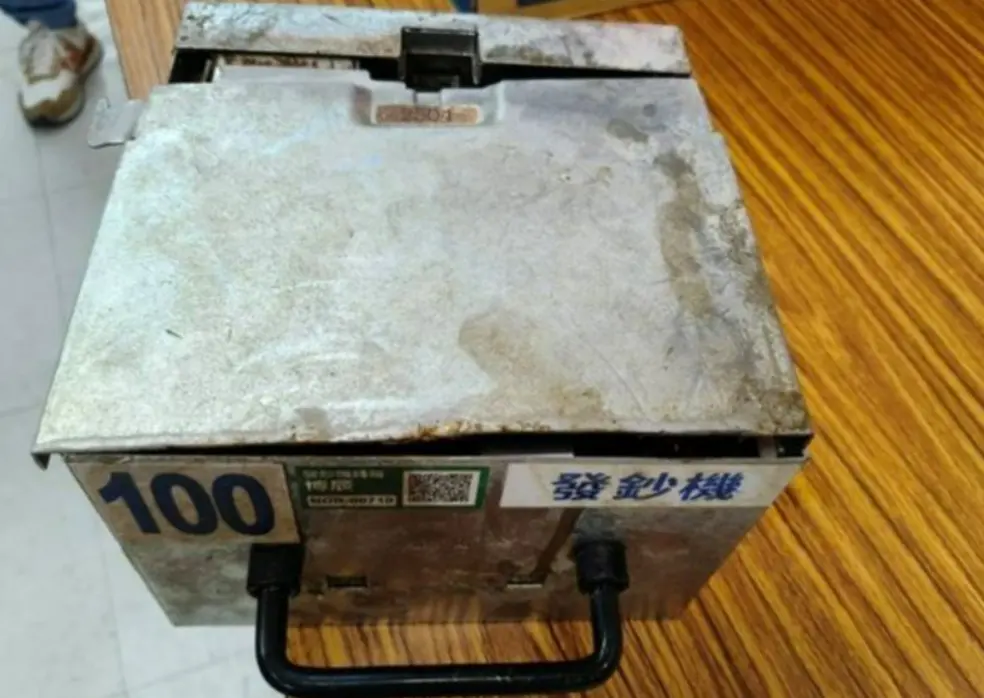 ▲蝦皮電商位於全國各地的智取店，近月發生至少32起竊盜案，此圖為蝦皮無人智取店被竊盜集團破壞的錢箱。（圖／翻攝畫面）