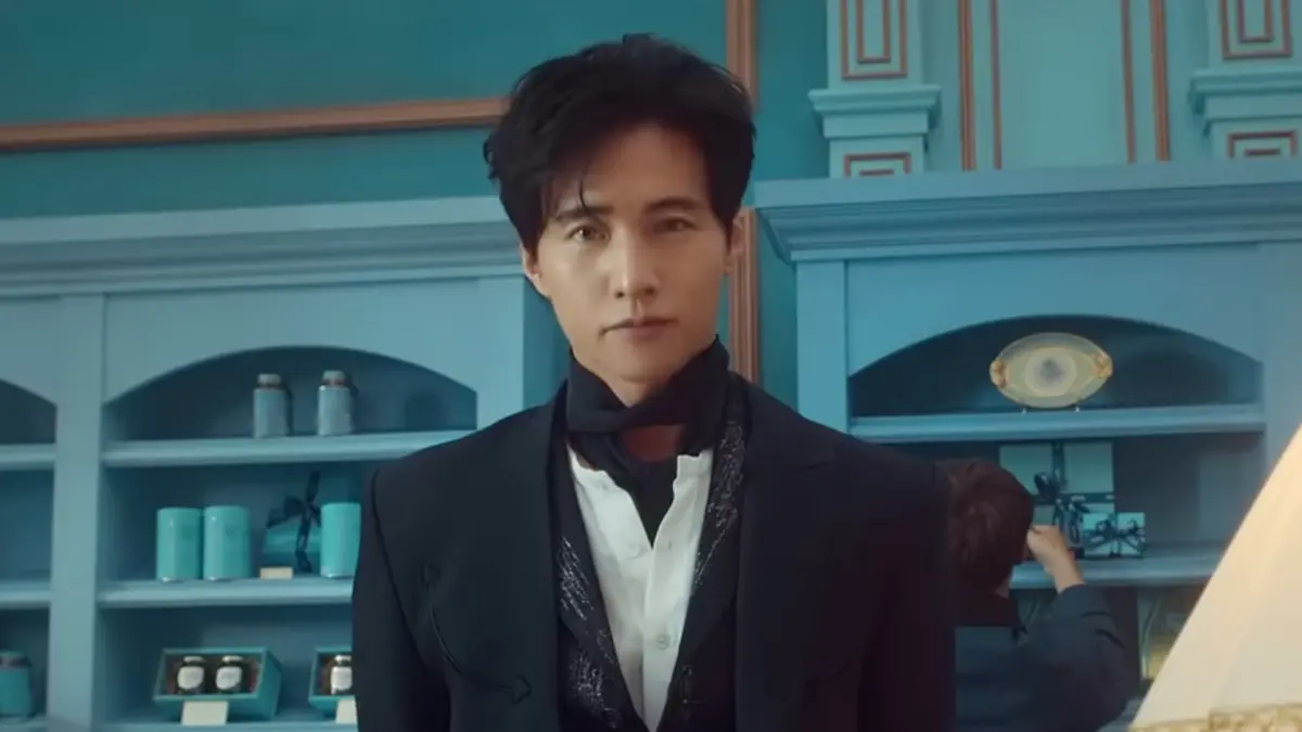 ▲47歲的韓國「最帥大叔」元斌2010年後就鮮少現身在幕前，近日，他接下品牌「아정당」的代言，全新廣告影片也曝光，只見他的臉蛋不受歲月的沖蝕，超帥氣長相讓粉絲全看傻。（圖／翻攝至아정당YouTube）