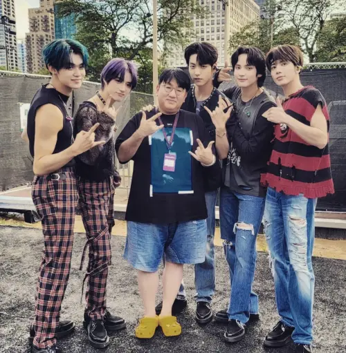 ▲房時爀（左3）在HYBE公司上市的過程涉嫌詐騙投資者被立案調查。（圖／房時爀IG）