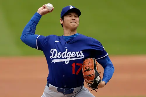 洛杉磯道奇世界巨星大谷翔平今年即將重返投手丘,關於他回歸後的體能調節,也成為一大關注焦點,曾在2020年至2022年與大谷共事,幫助他投出單季最佳表現的前洛杉磯天使總教練Joe Maddon,近日公開發表建議,認為道奇應該為他設立各種目標與局數限制。(圖/美聯社/達志影像) ▲洛杉磯道奇世界巨星大谷翔平今年即將重返投手丘,關於他回歸後的體能調節,也成為一大關注焦點,曾在2020年至2022年與大谷共事,幫助他投出單季最佳表現的前洛杉磯天使總教練Joe Maddon,近日公開發表建議,認為道奇應該為他設立各種目標與局數限制。(圖/美聯社/達志影像)