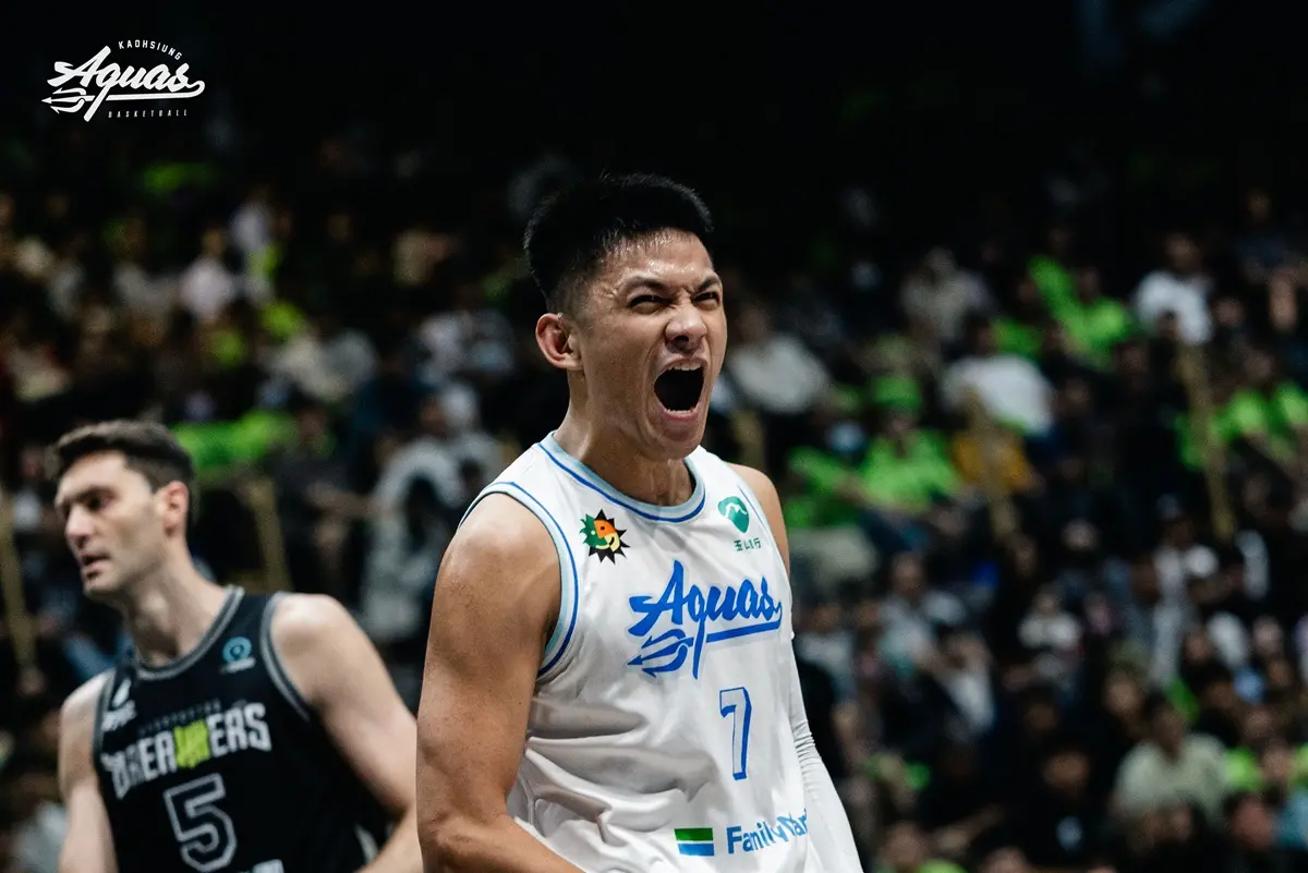 ▲高雄全家海神職業籃球隊季後賽首戰29日作客福爾摩沙夢想家，儘管海神團隊籃板不及對手20顆，一度陷入15分落後，但團隊送出30次助攻，末節于煥亞、胡瓏貿末節挺身合力飆進6記三分球，胡瓏貿單節16分進帳，于煥亞全場最佳24分，終場104：99擊敗夢想家撂下首勝。（圖／TPBL提供）