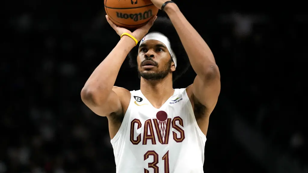 ▲確定拆夥的克里夫蘭騎士，已向各球團高層私下兜售「古典中鋒」Jarrett Allen，根據《洛杉磯時報》報導，湖人、勇士都有高度意願爭搶Allen，如果成真，Allen有望重回家鄉打球。（圖／美聯社／達志影像）