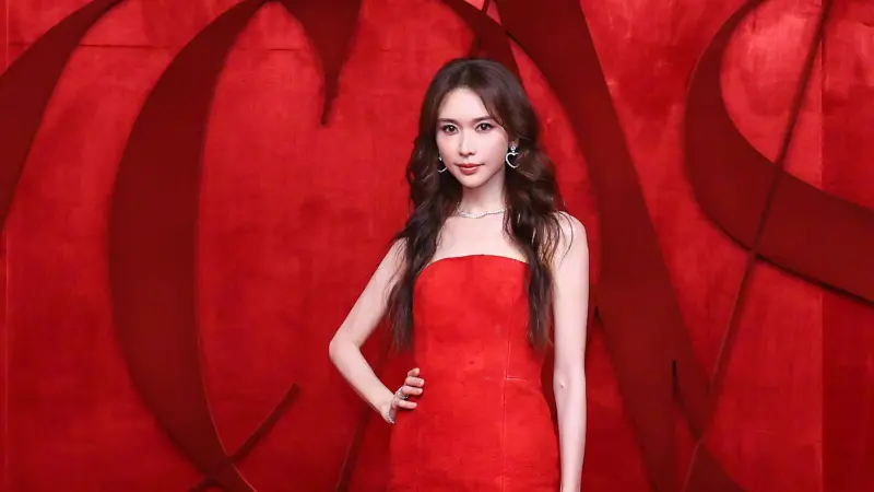 ▲林志玲（如圖）日前登上中國《時尚芭莎》年度盛典紅毯，在面對近距離「鏡頭簽」時硬扛死亡視角，展現超美顏值，不過另一名女星惠英紅卻在此環節皺紋現形，讓不少粉絲及網友怒批：「鏡頭簽根本照妖鏡！」（圖／翻攝自林志玲微博）