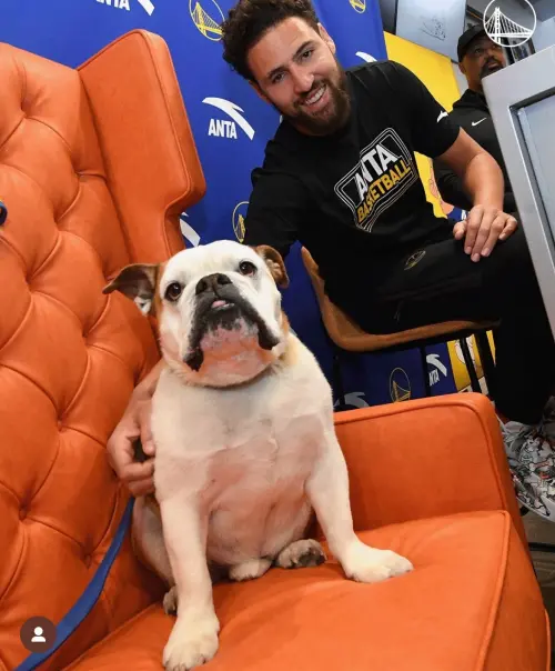 Klay Thompson與Rocco的情誼長達13年,如今這位「NBA最受喜愛的狗」已悄然離去,留下無數球迷與主人最深的思念。 ▲Klay Thompson與Rocco的情誼長達13年,如今這位「NBA最受喜愛的狗」已悄然離去,留下無數球迷與主人最深的思念。(圖/取自金州勇士X)