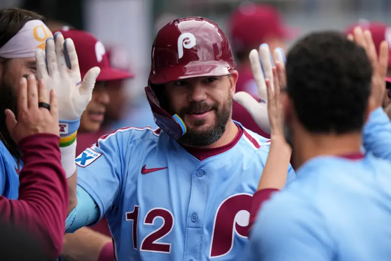 ▲美國職業棒球大聯盟（Major League Baseball）今（30）日費城費城人與亞特蘭大勇士單日雙重戰，首戰由費城人以5：4驚險拿下。費城人重砲Kyle Schwarber繳出本季第19轟，再一轟就追上洛杉磯道奇的當家巨星大谷翔平。（圖／美聯社／達志影像）