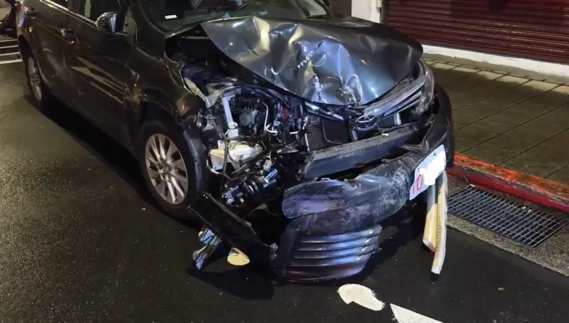 北市永康街Uber失控暴衝連撞13車　行人遭壓車底腿骨折畫面曝