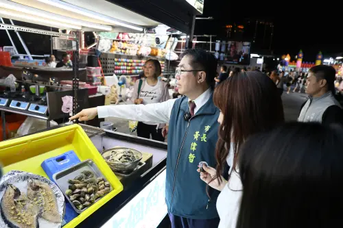 ▲黃偉哲表示,自己偶爾也會「喬裝」逛夜市,享受地道小吃。歡迎國內外遊客把握機會來台南走走、吃吃,親身感受台灣味。(圖/南市府提供) ▲黃偉哲表示,自己偶爾也會「喬裝」逛夜市,享受地道小吃。歡迎國內外遊客把握機會來台南走走、吃吃,親身感受台灣味。(圖/南市府提供)