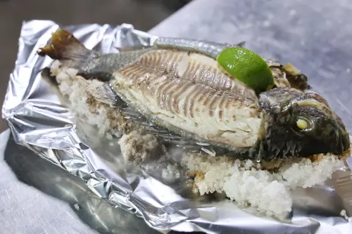 ▲此次來賓享用的都是武聖夜市的人氣料理,包括需要預約才能品嚐的烤魚、使用洋蔥與蒜頭入味的魚肚料理。(圖/南市府提供) ▲此次來賓享用的都是武聖夜市的人氣料理,包括需要預約才能品嚐的烤魚、使用洋蔥與蒜頭入味的魚肚料理。(圖/南市府提供)