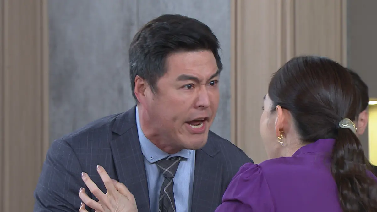 ▲劉至翰（左）因拍攝《好運來》「真相大白」的高潮戲碼，遭賴芊合（右）用蛋糕猛砸7小時，導致額頭腫了一個包。（圖／民視提供）