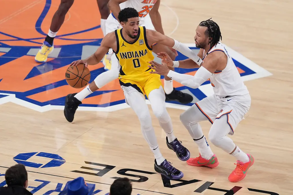 ▲NBA印第安納溜馬今（30）日客場94：111不敵紐約尼克，陣中一哥Tyrese Haliburton遭到尼克死守，全場僅拿下8分，賽後尼克主帥Tom Thibodeau也透露此戰防守Haliburton的策略就是要讓他每一球的打得費力。（圖／美聯社／達志影像）