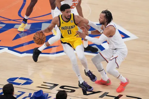 ▲NBA印第安納溜馬今（30）日客場94：111不敵紐約尼克，陣中一哥Tyrese Haliburton遭到尼克死守，全場僅拿下8分，賽後尼克主帥Tom Thibodeau也透露此戰防守Haliburton的策略就是要讓他每一球的打得費力。（圖／美聯社／達志影像）