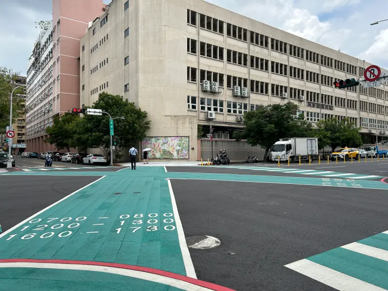 ▲行人專用時相常設於學校或商圈周邊等行人穿越需求高的路口(圖／交通局提供2025.5.30)