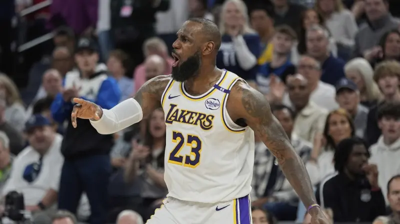 ▲現效力於洛杉磯湖人隊的詹皇LeBron James是2013年熱火隊的重要戰將，而談起對決聖安東尼奧馬刺總冠軍賽第六戰，他卻在podcast節目《Mind the Game》中透露當時他在末節感到相當憤怒。（圖／美聯社／達志影像）