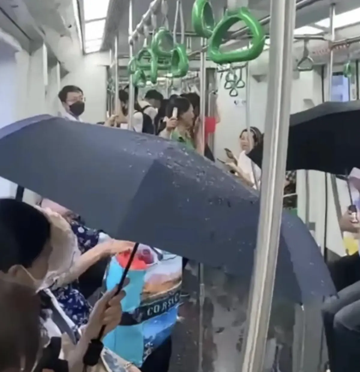 越南地鐵車廂竟然漏水！乘客撐傘搭車 網友：「中國承建」不意外