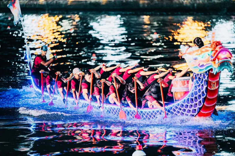 ▲2025臺南國際龍舟錦標賽熱力展開，各路好手齊聚臺南運河爭鋒水上，今年共有121支隊伍參賽。（圖／南市府提供）