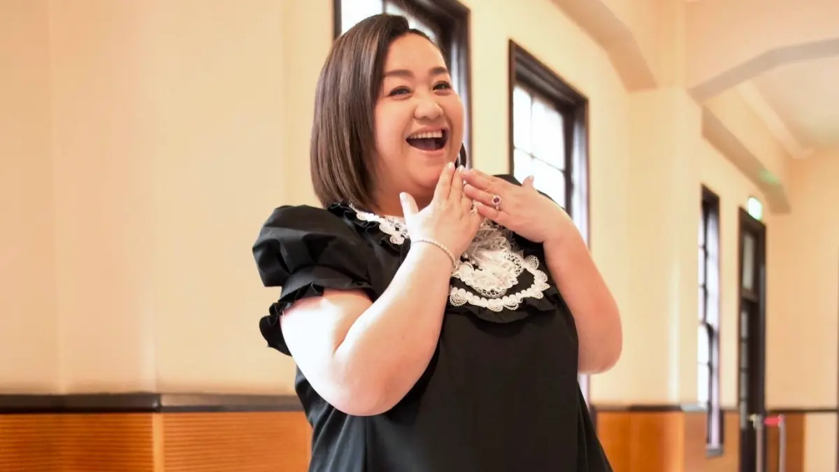 ▲被觀眾暱稱為「粉紅豬」的鍾欣凌不只是喜劇演員，她在悲喜之間綻放角色人生，用自己獨特的爽朗笑聲療癒大眾。（圖片提供／齊石傳播）