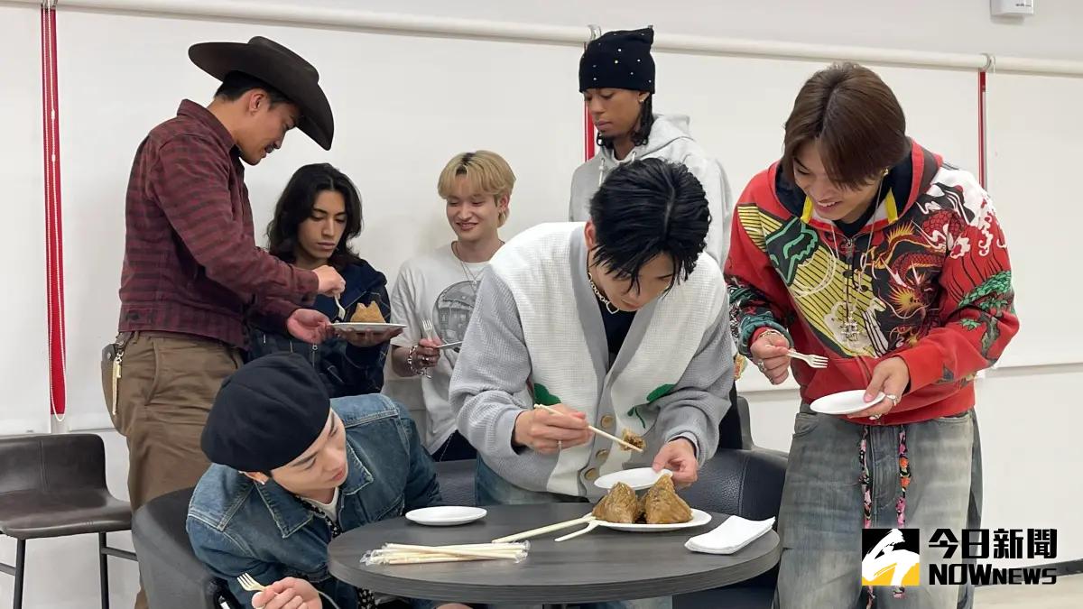 ▲PSYCHIC FEVER from EXILE TRIBE（PSYCHIC FEVER from 放浪一族、簡稱：PsyFe）成員劍（二排左起）、WEESA、渡邊廉、JIMMY、中西椋雅（一排左起）、小波津志、半田龍臣體驗端午節粽子，各個吃到狂比讚。（圖／記者陳雅蘭攝）