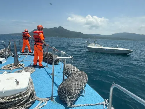 ▲海巡署尋獲雷虎公司無人艇。(圖/海巡署提供) ▲海巡署在澳底漁港外尋獲雷虎公司無人艇。(圖/海巡署提供)