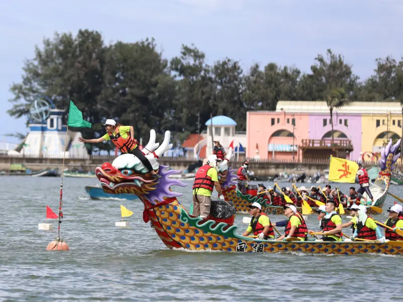 ▲2025嘉義東石端午龍舟競賽的時間於今（30）日登場，地點在嘉義東石漁人碼頭，而今晚更將有煙火秀表演。本文整理煙火秀時間、表演與交通等資訊一次看。（圖／取自漫遊嘉義臉書）