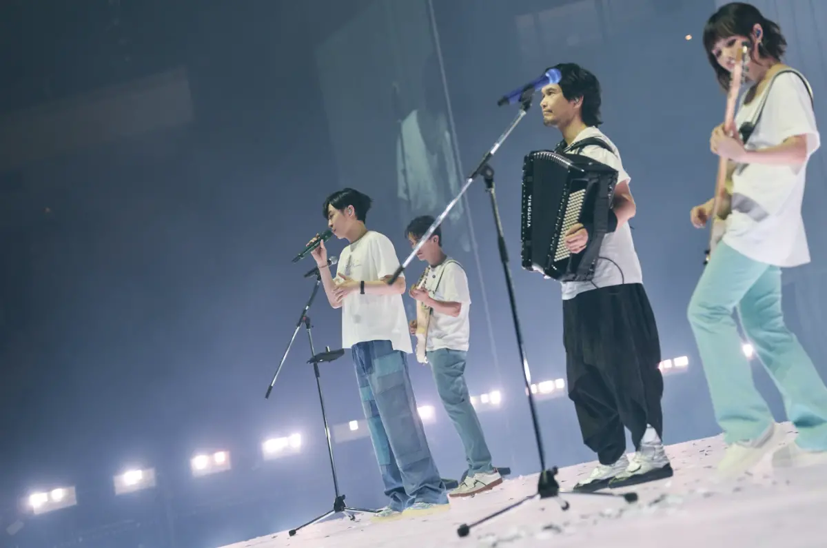 ▲蘇打綠（如圖）今（10）日晚間降臨高雄巨蛋開唱，音樂總監陳君豪透過大螢幕VCR現身，上胸若隱若現「露點」，青峰還爆料對方2個兒子竟曾將自己誤認成爸爸，真相曝光笑翻全場。（圖／緒風提供）