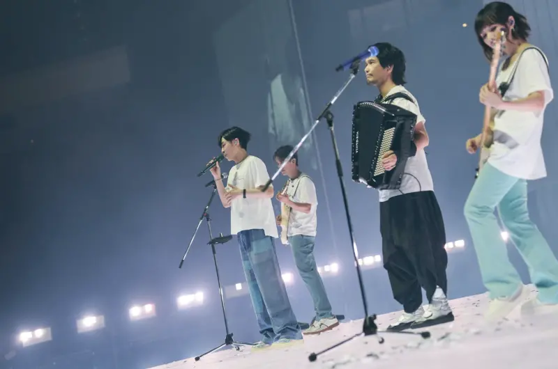 ▲蘇打綠（如圖）今（10）日晚間降臨高雄巨蛋開唱，音樂總監陳君豪透過大螢幕VCR現身，上胸若隱若現「露點」，青峰還爆料對方2個兒子竟曾將自己誤認成爸爸，真相曝光笑翻全場。（圖／緒風提供）