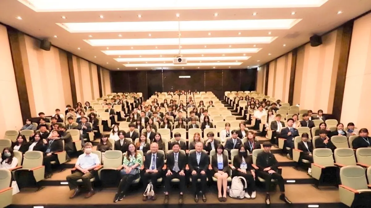 ▲全臺44校101位學生齊聚「2025年港都菁英模擬聯合國會議」。（圖／高市府教育局提供）