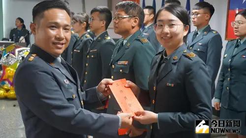 ▲端節懇親會同時也為第二季有功官兵晉任表揚。（圖／記者莊全成攝，2025.05.30）