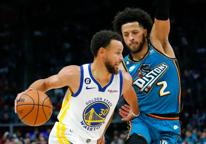 ▲前NBA球員Chandler Parsons與Lou Williams認為Cade Cunningham（圖左）雖這一季的表現，比Stephen Curry（圖右）更好，只是因為Curry的資歷讓他未能獲獎。（圖／美聯社／達志影像）