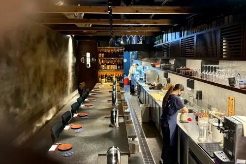 「碳探和牛專門店」裝潢沈穩內斂,剛步入時有種日式侘寂風。(圖/記者葉盛耀攝) ▲「碳探和牛專門店」裝潢沈穩內斂,剛步入時有種日式侘寂風。(圖/記者葉盛耀攝)