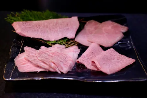 點個「本日和牛盛和」可以吃到多種部位的和牛,每款都有著極漂亮的油花。(圖/記者葉盛耀攝) ▲點份「本日和牛盛和」可以吃到多種部位的和牛,每款都有著極漂亮的油花。(圖/記者葉盛耀攝)