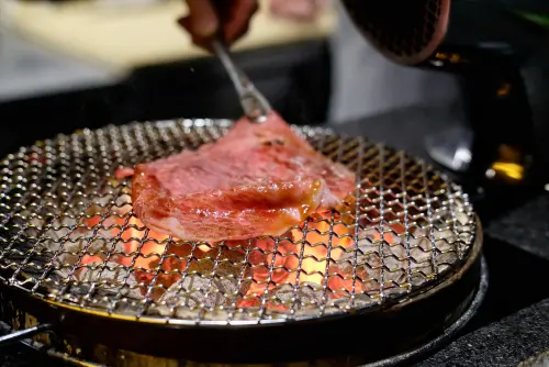 燒肉也可做出好似日式壽喜燒(すきやき,Sukiyaki)做法,加醬汁再以大火炙烤,搭配蛋液、白飯品嚐。(圖/記者葉盛耀攝) ▲燒肉也可做出好似日式壽喜燒(すきやき,Sukiyaki)做法,加醬汁再以大火炙烤,搭配蛋液、白飯品嚐。(圖/記者葉盛耀攝)